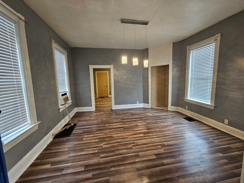Building Photo - 3179 River Rd