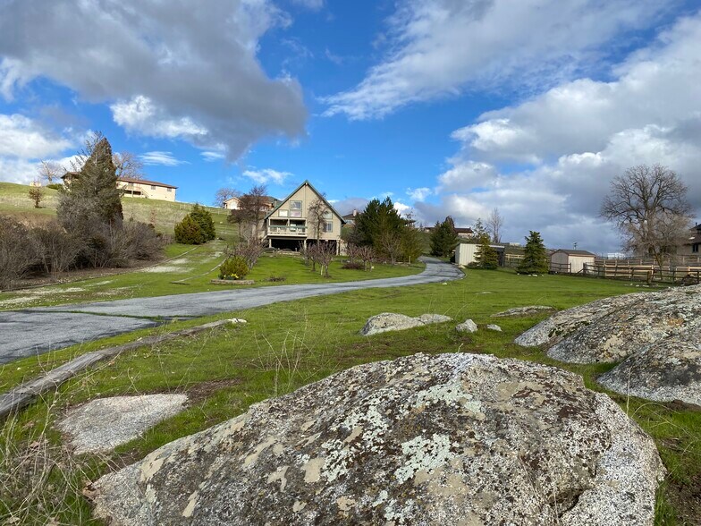 Building Photo - 23740 Lakeview Dr