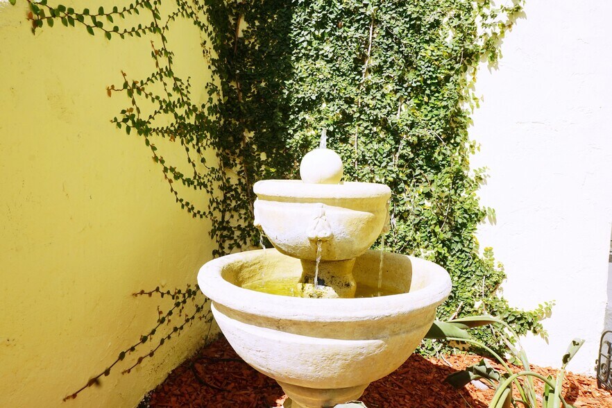 Building Photo - 1416 S Crest Dr