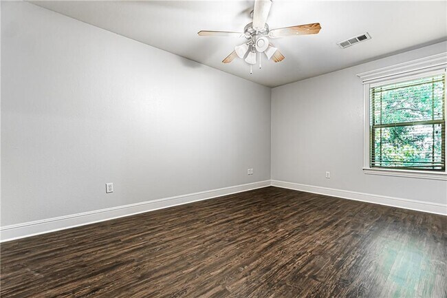 Building Photo - 802 Baker St NW