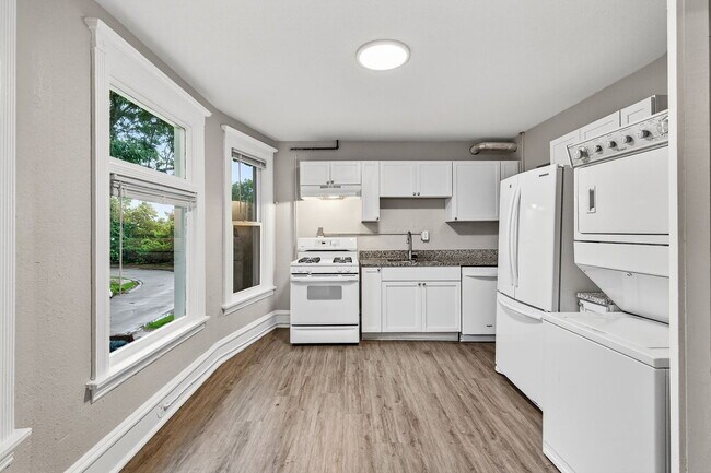 Building Photo - 812 7th St SE