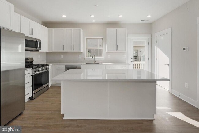 Building Photo - 945 Sycamore Dr SE