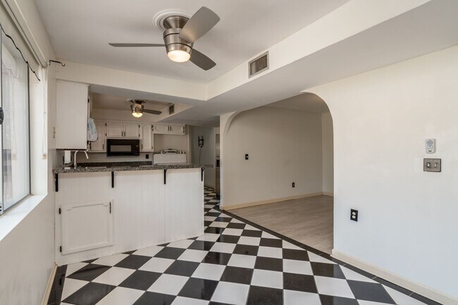 Building Photo - Great East Side Location 4 Bed/2 Bath Home