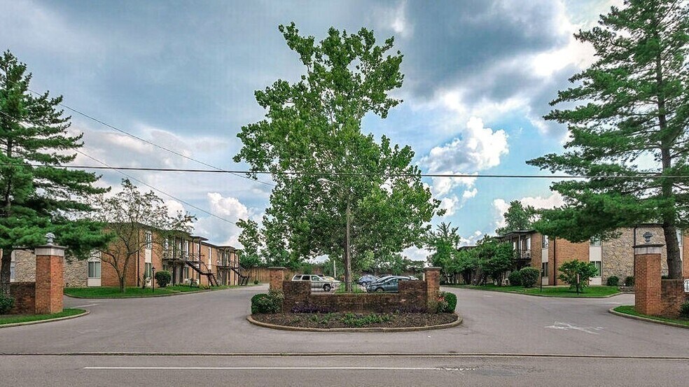 Building Photo - 2601 Hillsboro Pike