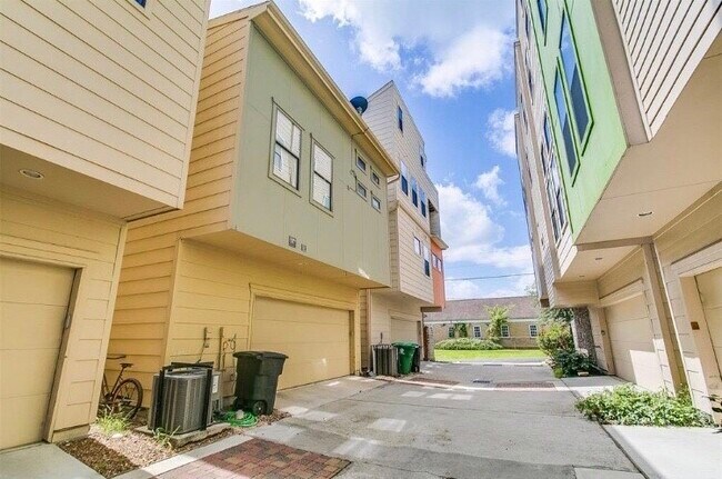 Building Photo - 1703 Patterson St