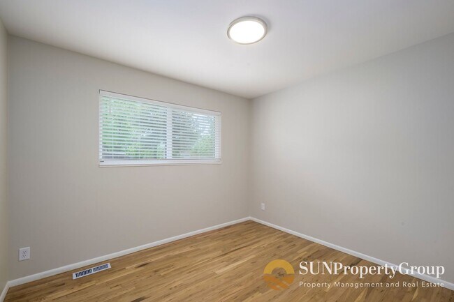 Building Photo - Stunning Remodeled Home in Desirable Cottonwood Heights!