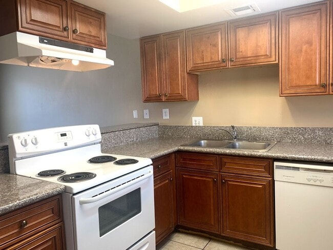 Building Photo - Check out this Freshly Painted and New Flo...