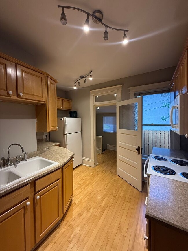 Building Photo - Gorgeously Classic 2 Bed/1 Bath in Whittier/City Park! AVAILABLE NOW!