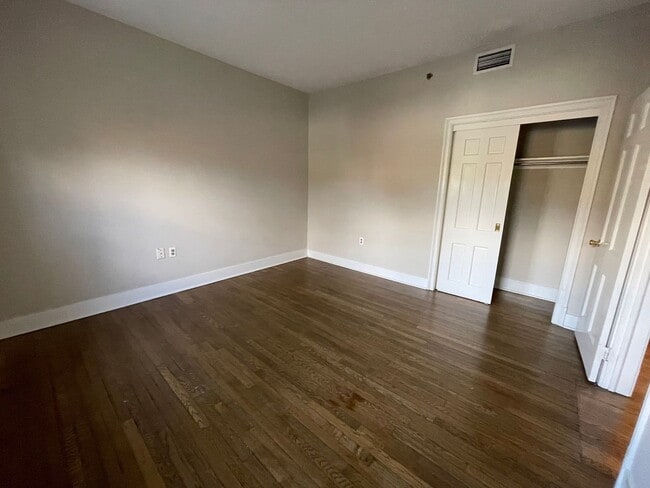 Building Photo - Junior League - 3039 M