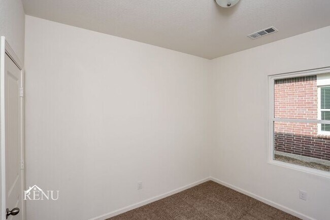 Building Photo - 466 London Dr