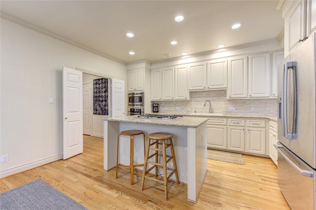 Building Photo - 2310 Briarglen Dr