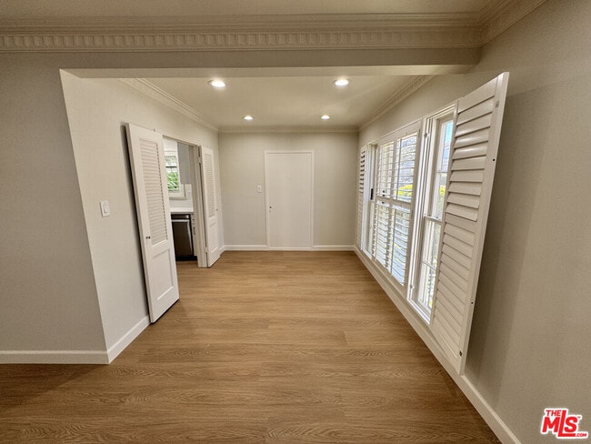 Building Photo - 300 S Doheny Dr