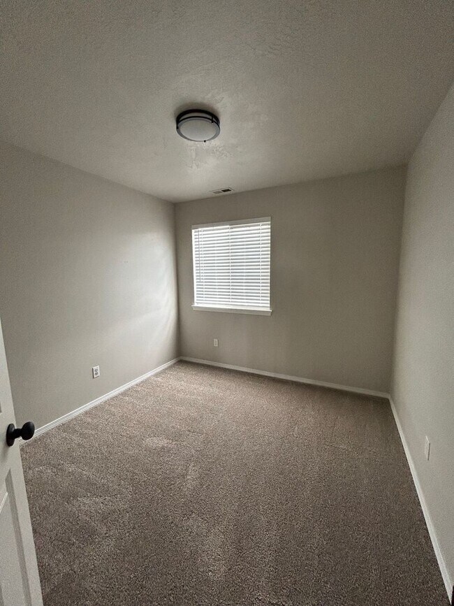 Building Photo - 830 W Sheridan Ave