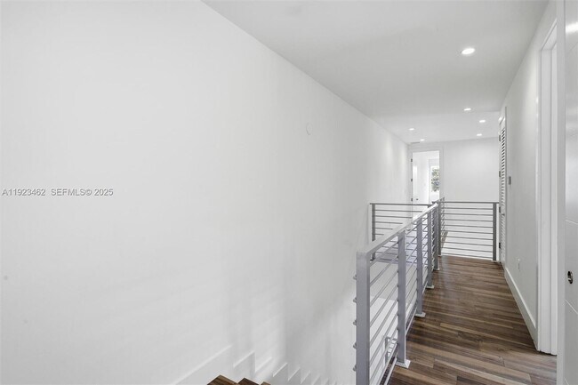 Building Photo - 2852 SW 32nd Ct