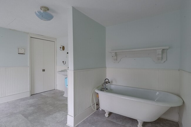 Building Photo - 329 Grayson St