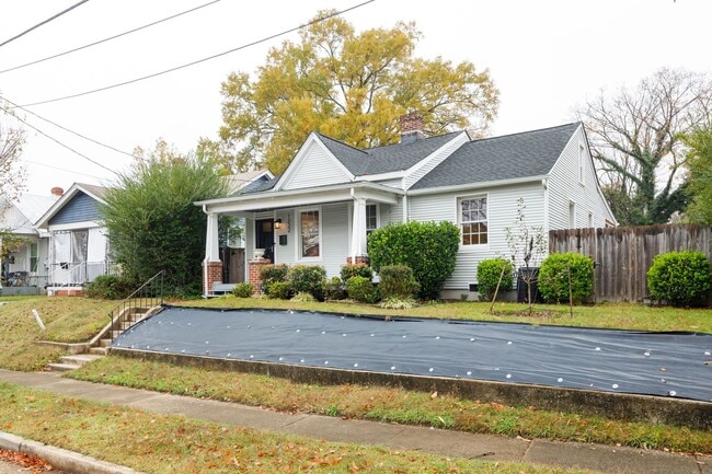 Building Photo - Quaint 3 Bedroom/2 Bath Home Located Near ...