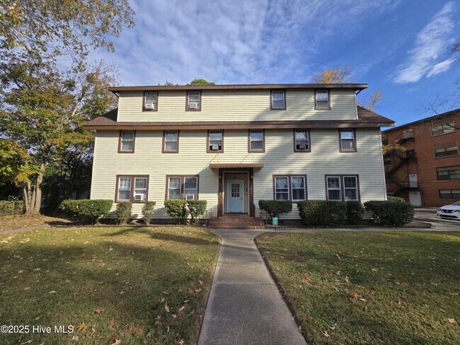Building Photo - 1221 Carolina Ave