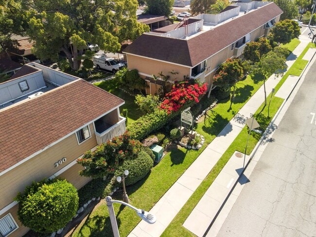 Building Photo - English Oaks