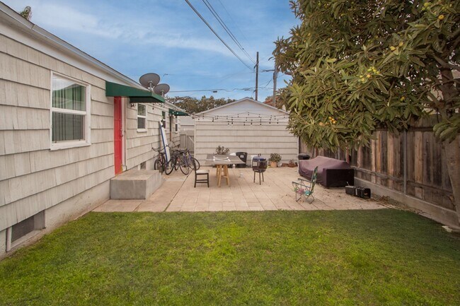 Building Photo - Charming 2 Bed /1 Bath Pacific Beach Duplex Near the Ocean & Bay!