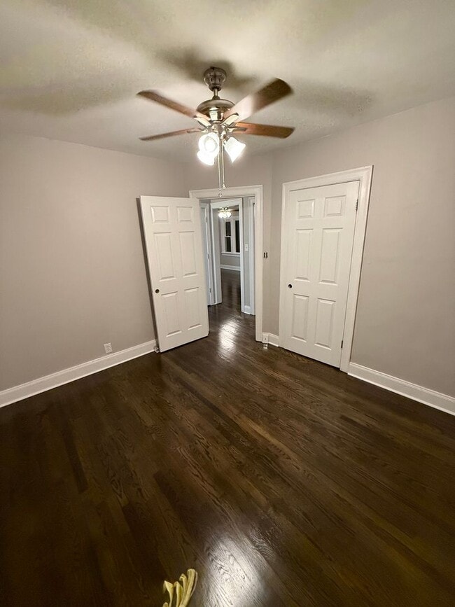 Building Photo - 2 Bedroom 1 Bath Home For Rent Near Madison Street!