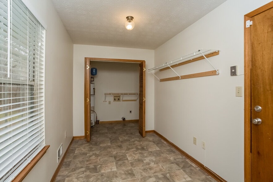 Building Photo - 105 Bennington Dr