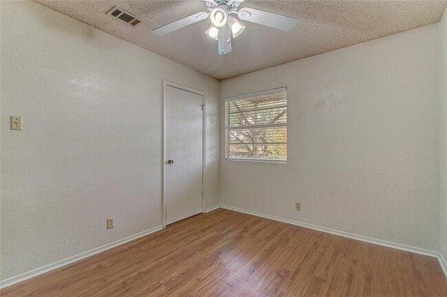 Building Photo - 400 Hedgewood Dr
