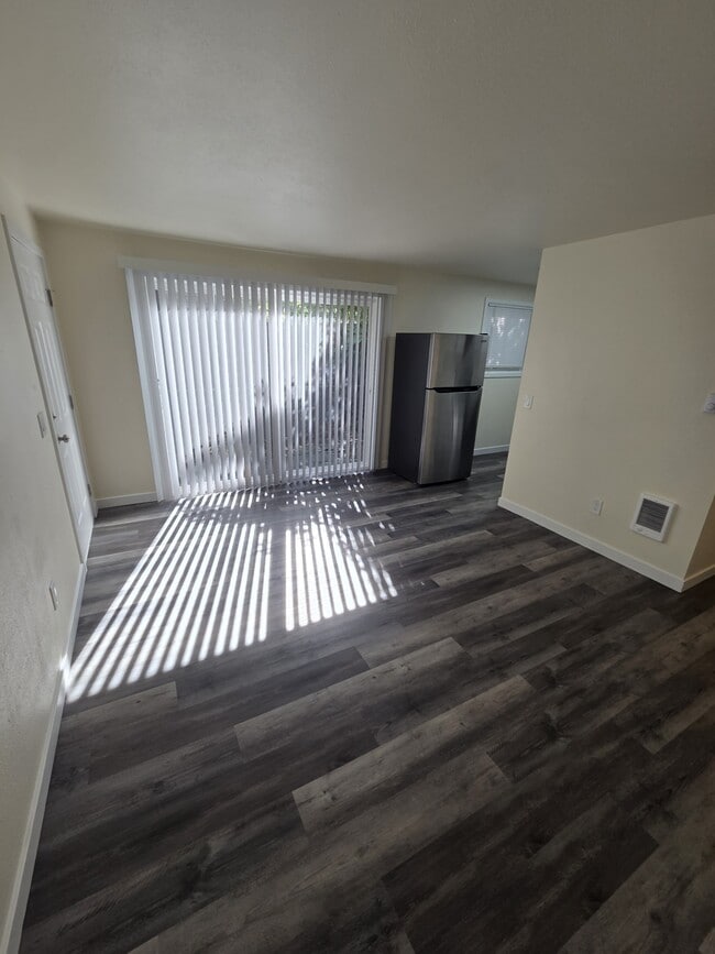 Building Photo - 2105 10th Ave W