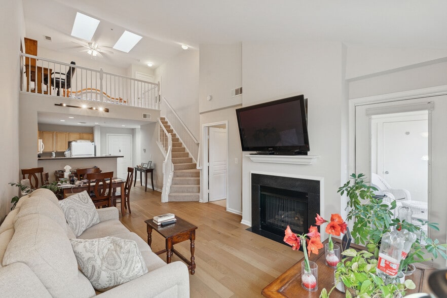 Two level loft unit - 12000 Market St