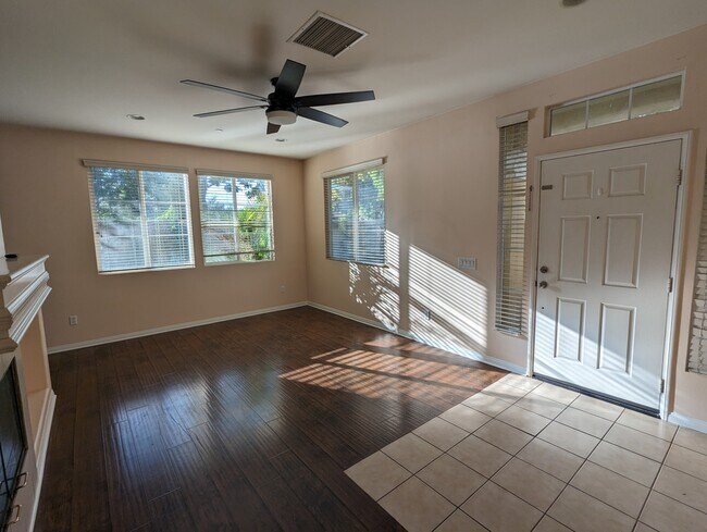 Living room pic 3 - 2911 Esperanza Way