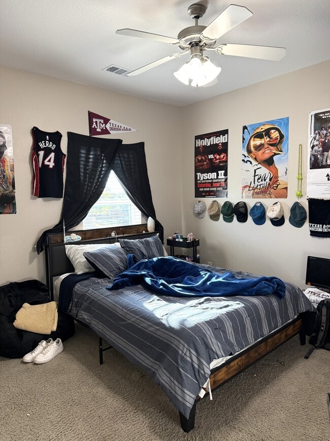 Building Photo - 1425 W Villa Maria Rd