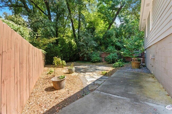 Building Photo - 2238 Ridgedale Rd NE