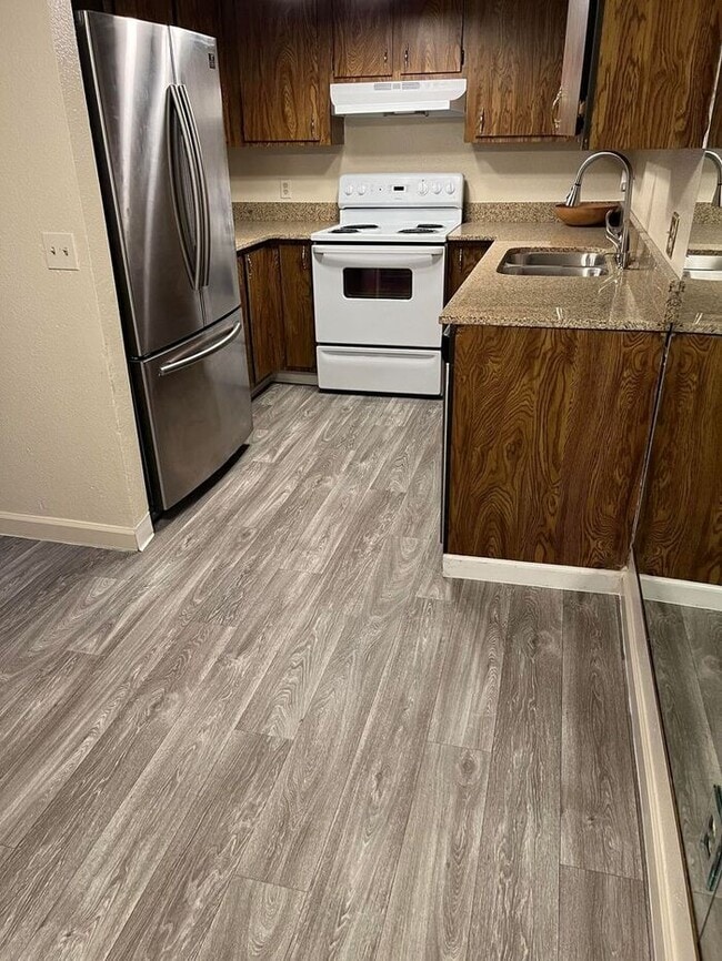 Building Photo - AVAILABLE NOW! 2 bed / 2 Bath near UNR!