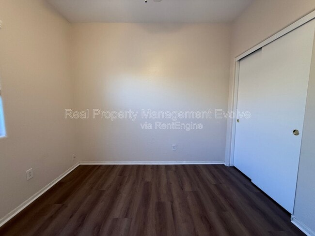 Building Photo - 1677 S Peppertree Dr