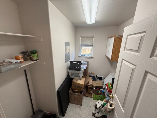 Building Photo - 913 Cardinal Dr