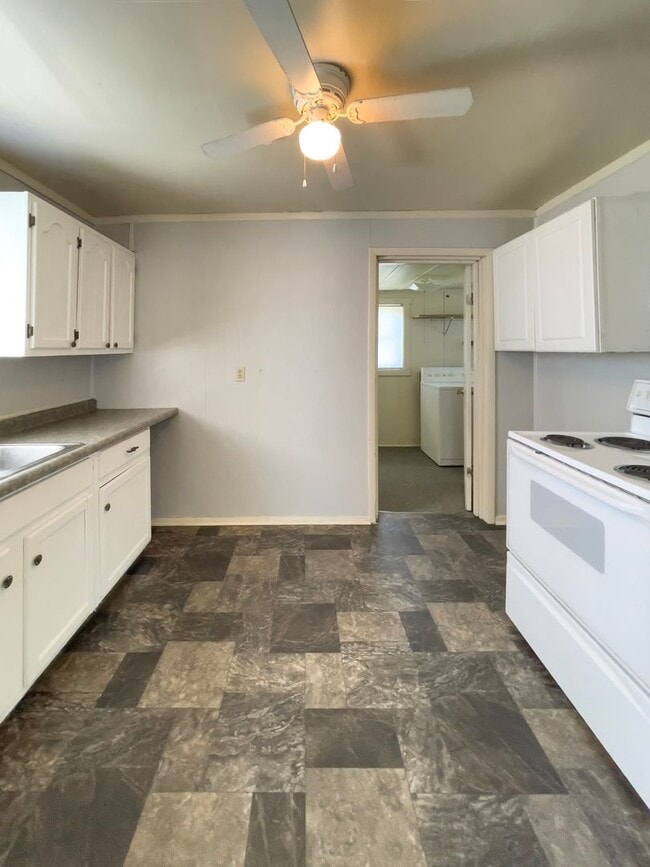 Building Photo - PRELEASING for AUGUST! Close to Campus