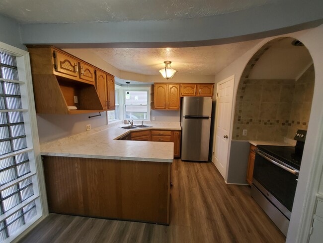 Building Photo - 85 Lyndale Dr