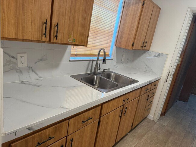 Building Photo - Fully Renovated 3/1 Available for Immediate Rent!