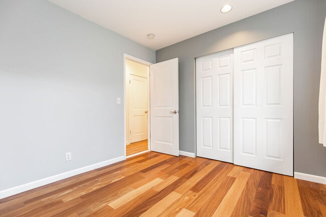 Building Photo - 4403 Powell Pl S