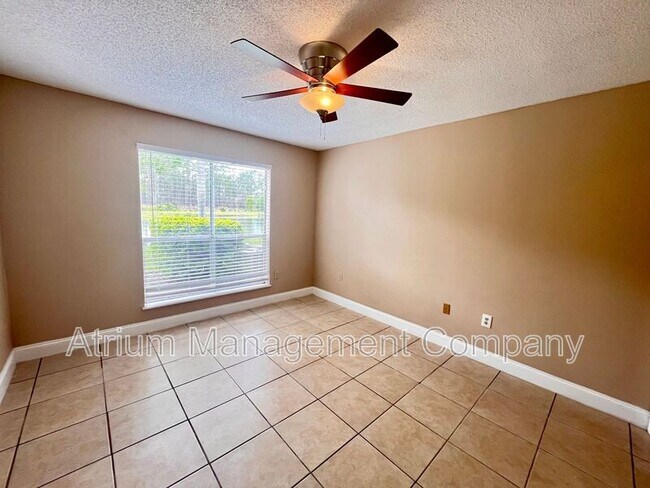 Building Photo - 9481 Highland Oak Dr