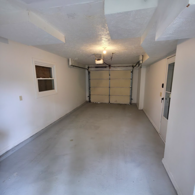 Building Photo - Single Family Home 3 beds 1 bath Available...