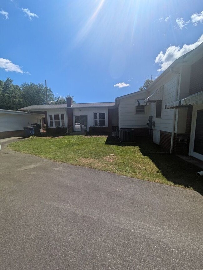 Building Photo - 2BD/2BA Single Family Home in Conover