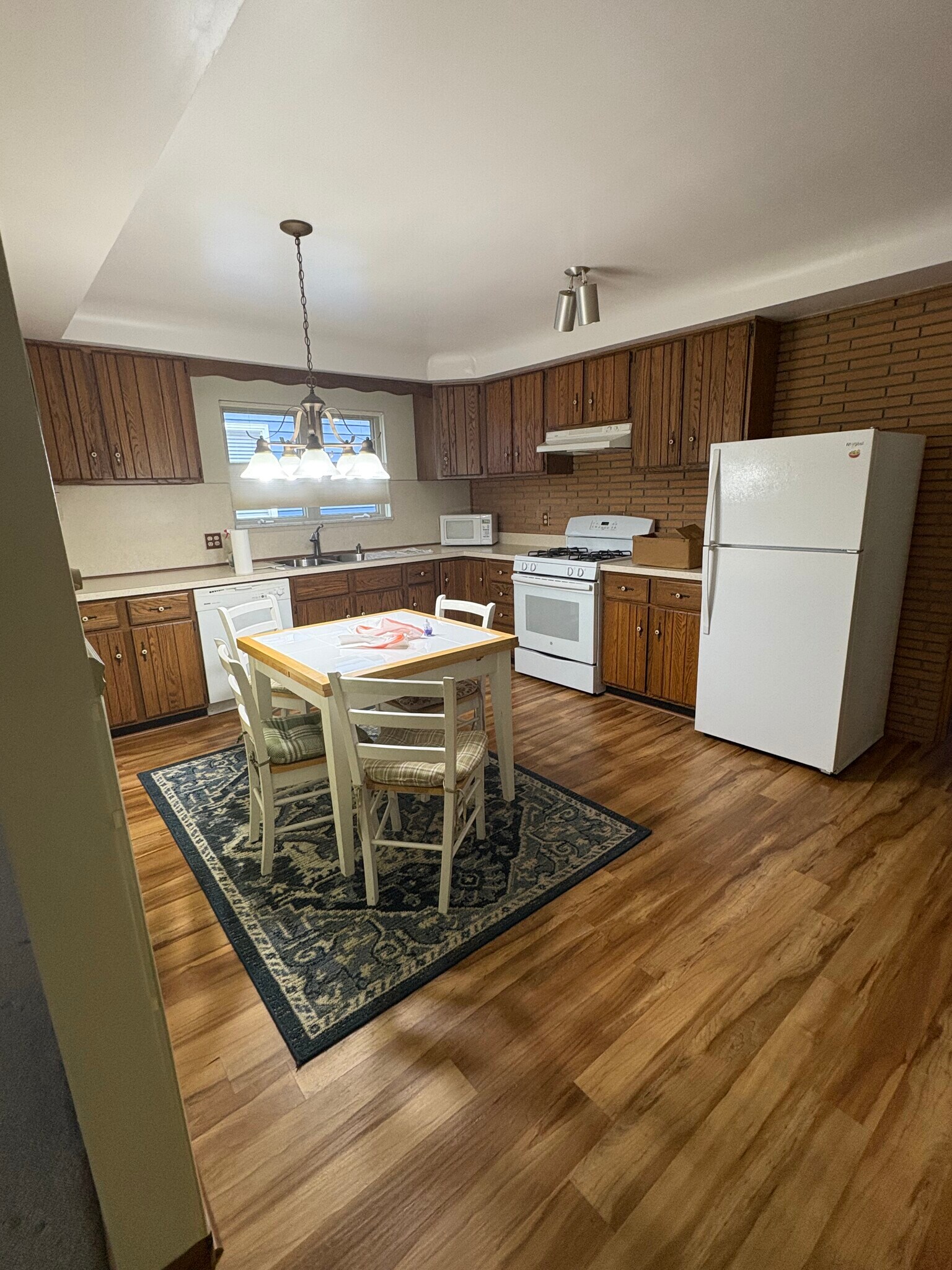 Building Photo - 5221 Pointe Tremble Rd