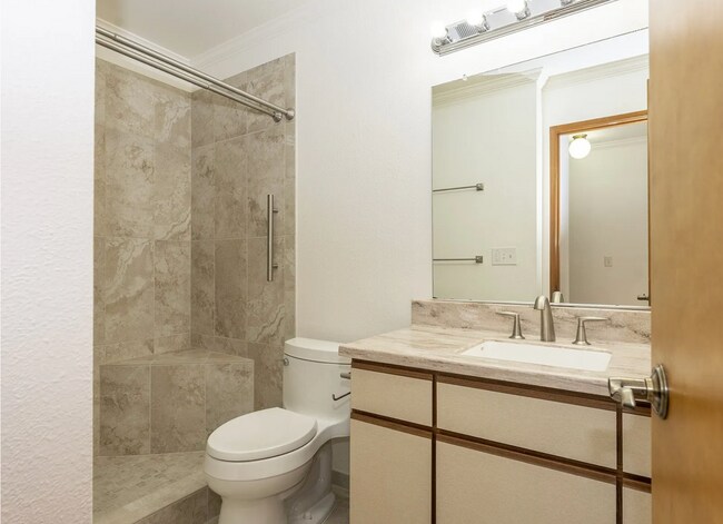 Building Photo - 2 bed, 2 bath rental condo in Lake Oswego ...