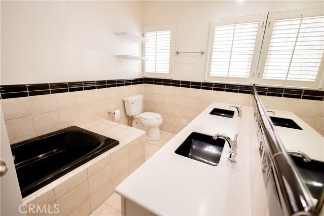 Building Photo - 446 S La Peer Dr