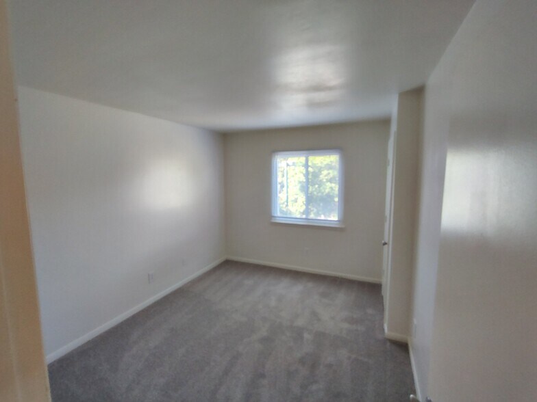 Building Photo - 600 Reusens Rd
