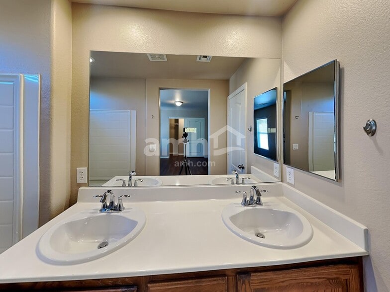 Building Photo - 10382 September Flower St