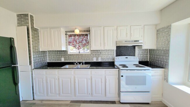 Building Photo - CAL VEGAS RANCHOS - W. Irons