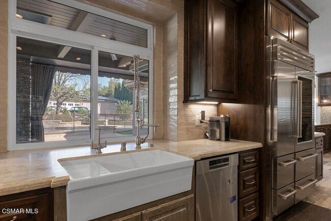 Building Photo - 525 Aqueduct Ct