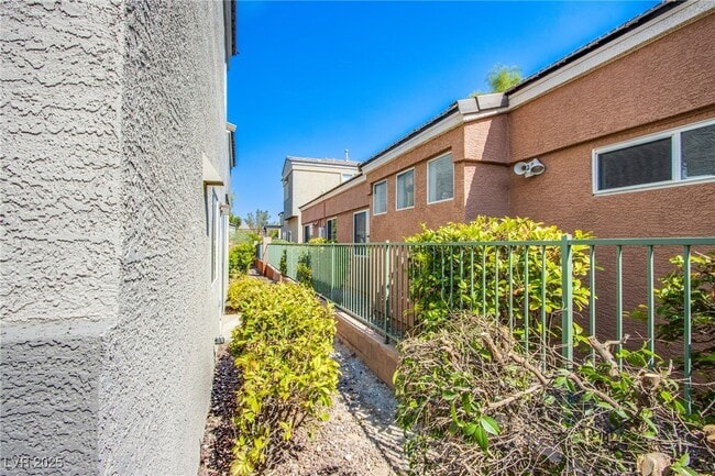 Building Photo - 10537 Redwood Ash Ave