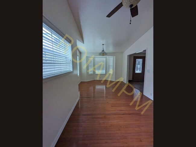 Building Photo - Charming 3 Bed / 1 Bath Home with Office & 2-Car Garage | Great Location Near Fred Meyer
